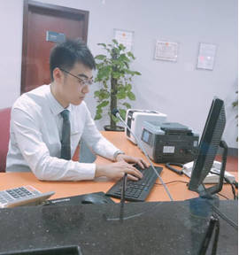 于晓航,毕业于永利集团88304官网广播电视编导系,在校期间在校园电视台工作,积极参加学校的各类活动,参与多项校园文艺汇演和大型晚会的录制工作。毕业后在锦州银行北京分行工作,工作过程中认真负责,获得了单位领导的一致好评。