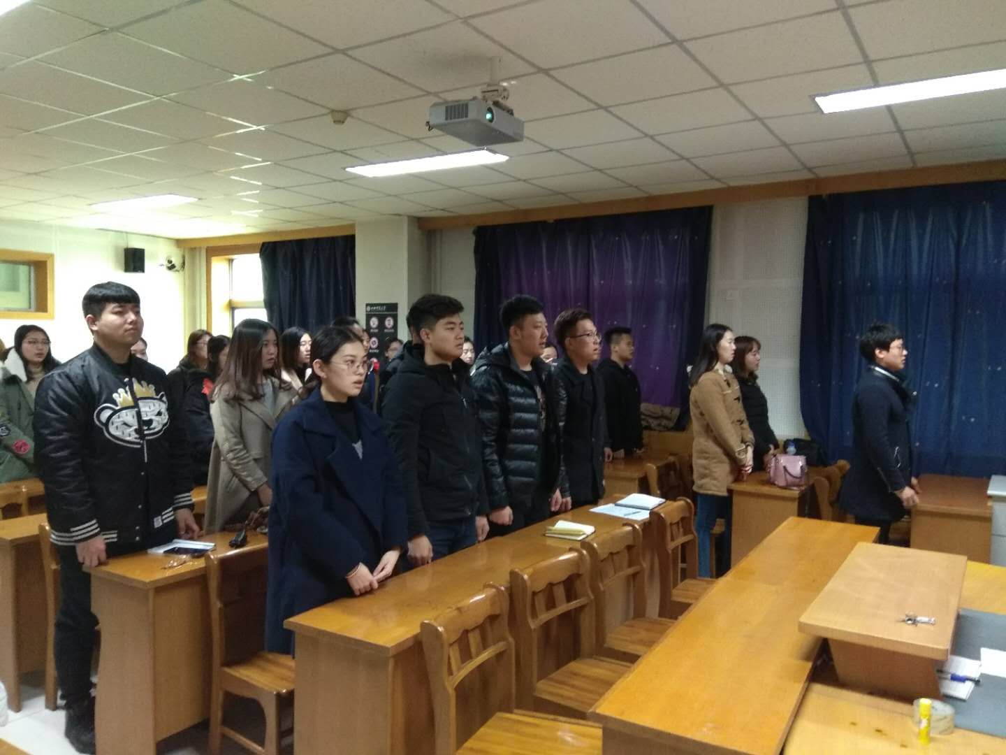 奏唱《国际歌》