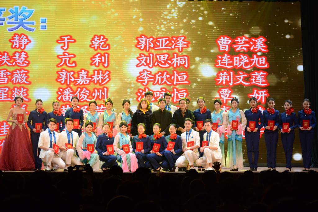 出席晚会领导为荣获三等奖学金的学生颁奖